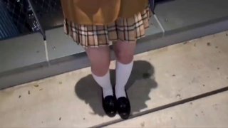 大学生给她的继兄口交,吸吮他的睾丸